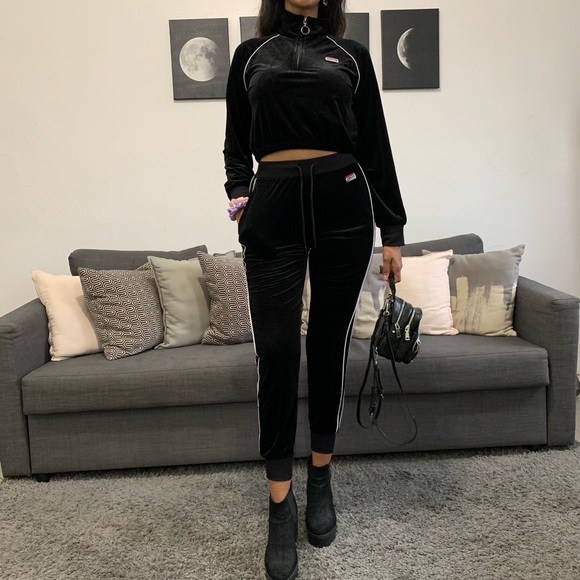 Adorable velour cropped & high waisted track suit - Picture 1 of 12
